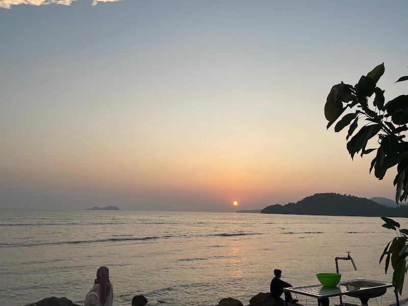 Pantai Permatang Damar Laut