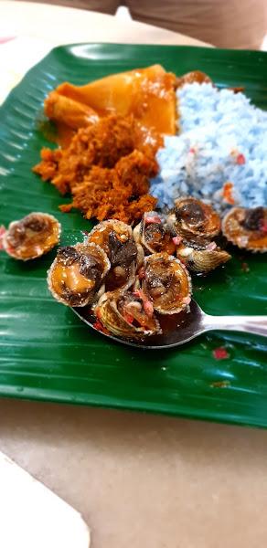 Banana leaf curry nasi lemak 3