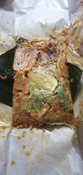 202 Mee Goreng, Mee Rebus 1